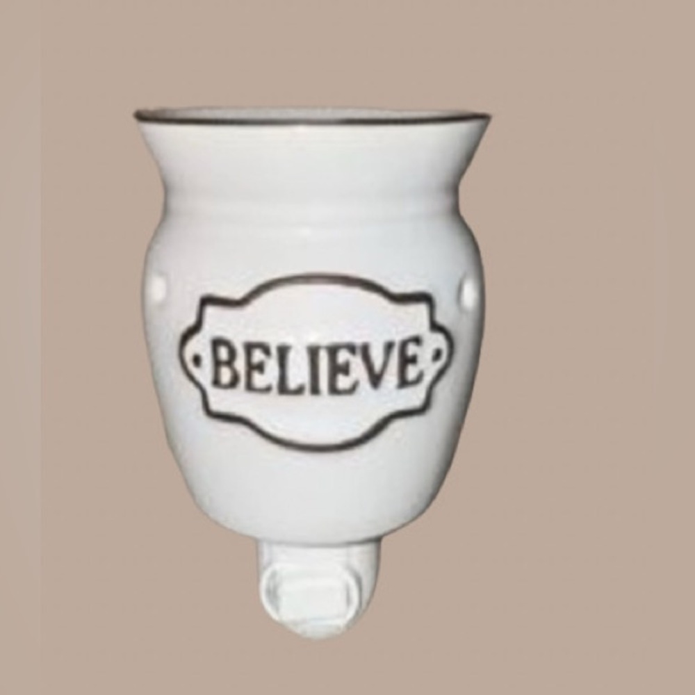 Scentsy Nightlight Warmer PLUS  a Bath and Body works plugin and fragrance